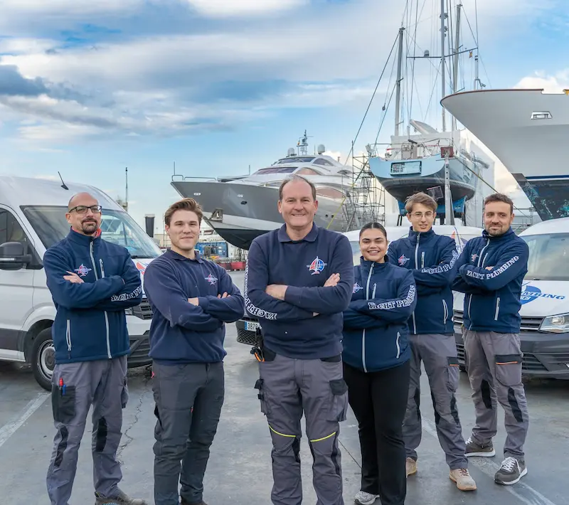 Equipo técnico de fontanería náutica trabajando en Mallorca