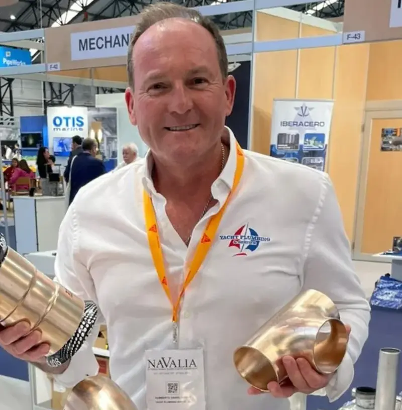 Humberto Godoy mostrando una pieza técnica de fontanería náutica en Yacht Plumbing Mallorca