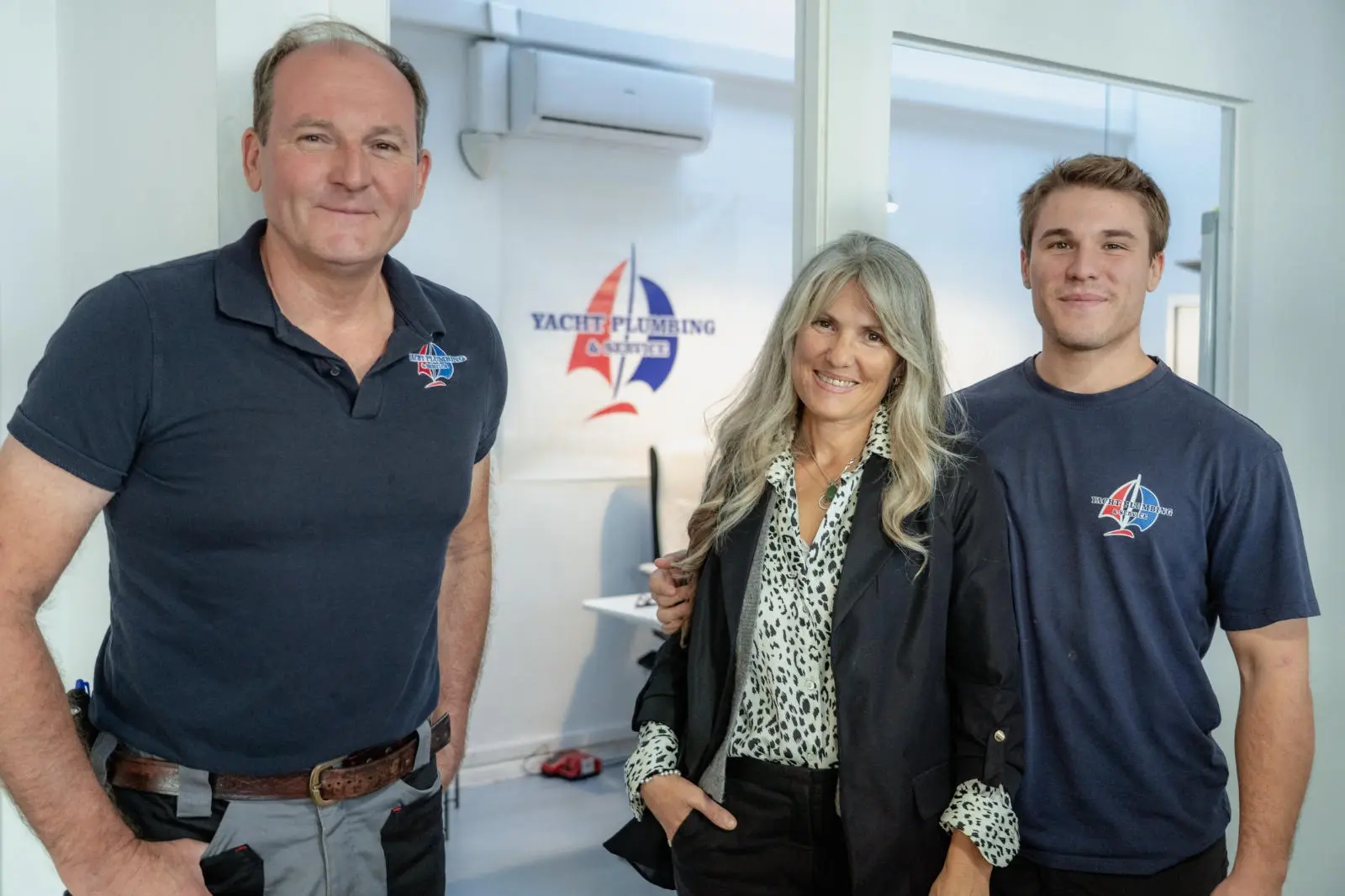 Equipo técnico de fontanería náutica trabajando en Mallorca