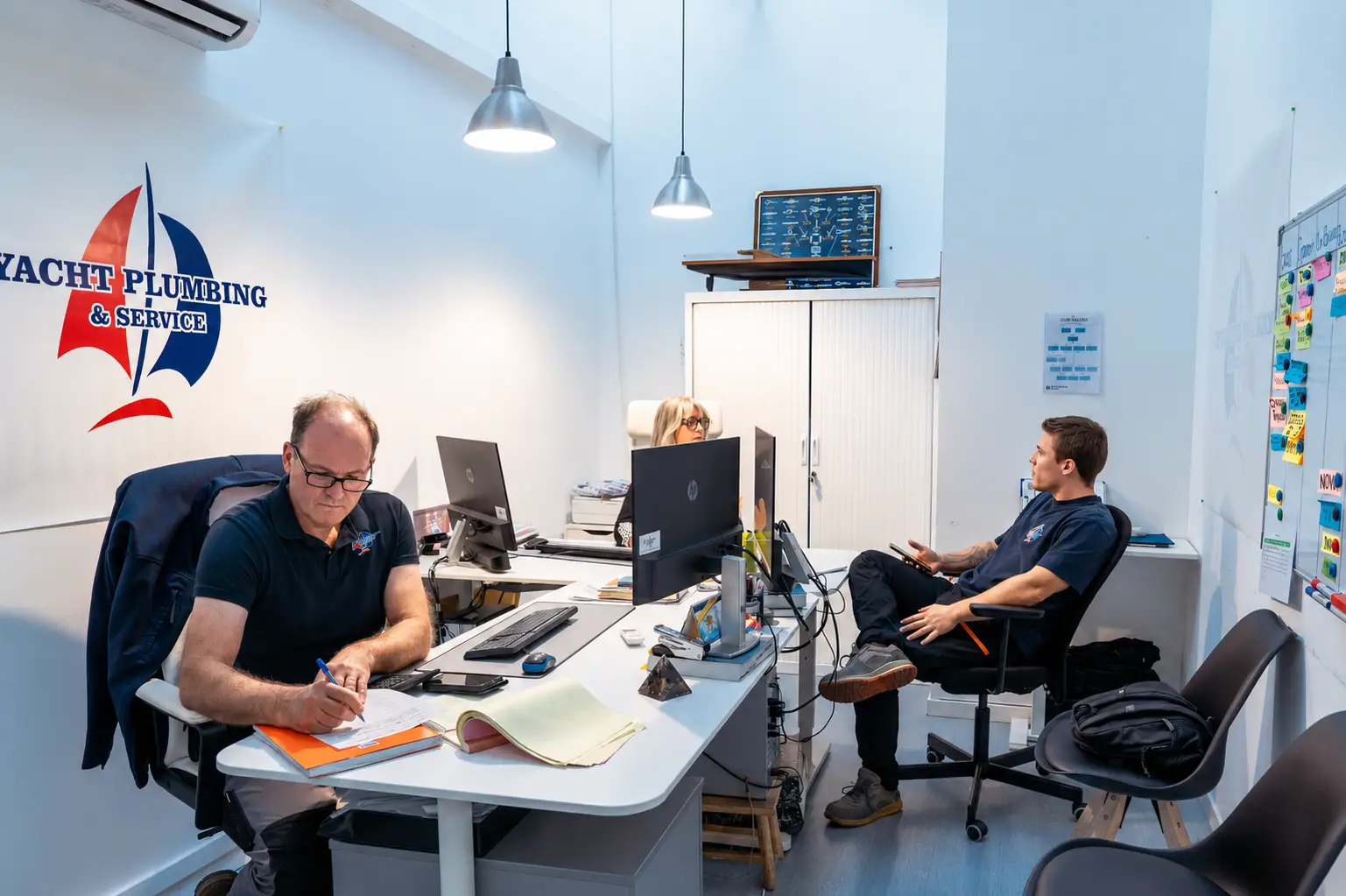Equipo técnico de Yacht Plumbing Mallorca en oficina