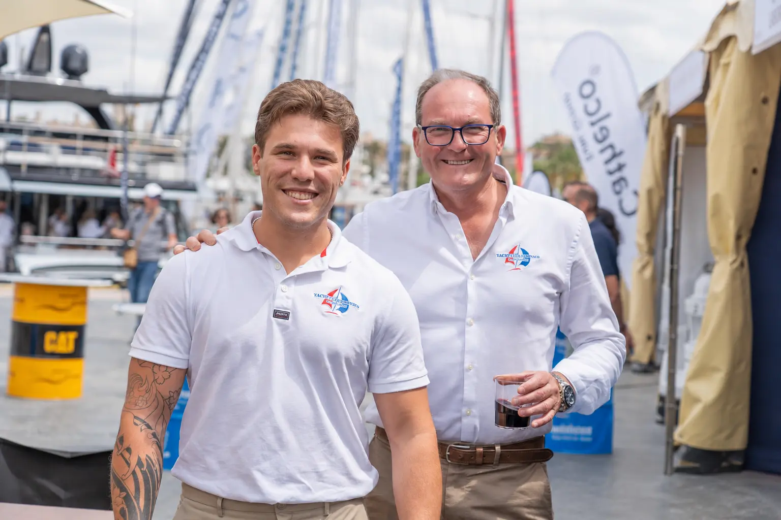 Equipo familiar de Yacht Plumbing Mallorca junto a vehículos de servicio en Mallorca
