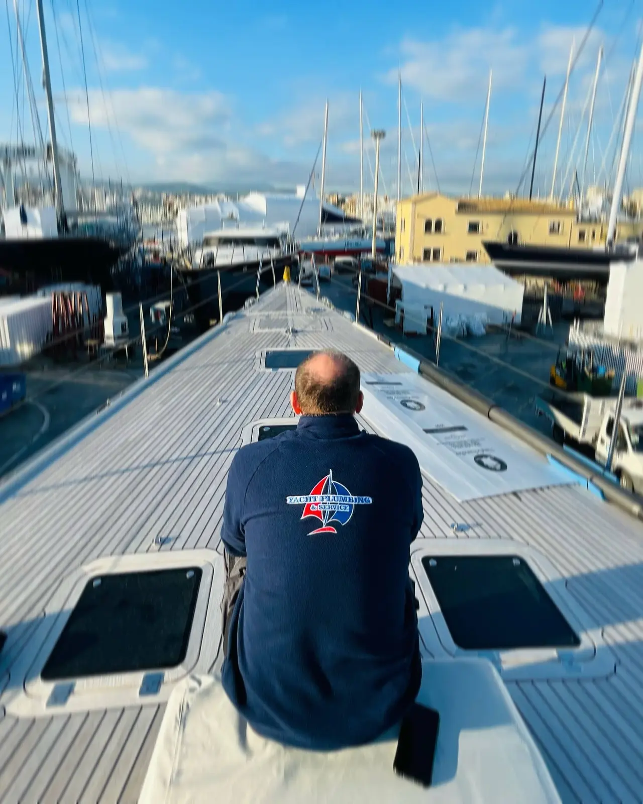 Yate elevado con grúa en STP Palma durante trabajos técnicos náuticos en Mallorca
