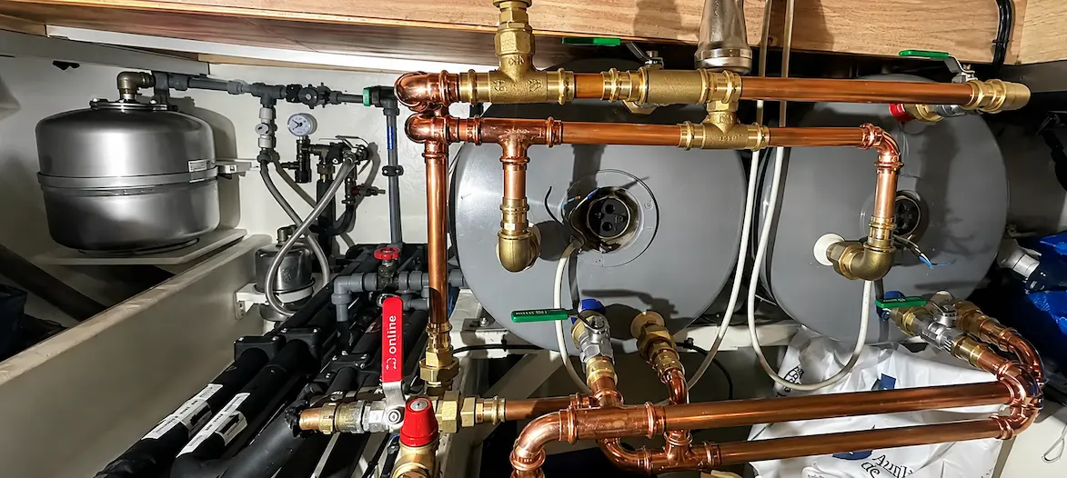 Sistema de calentadores y depósitos de agua caliente en un yate en Mallorca