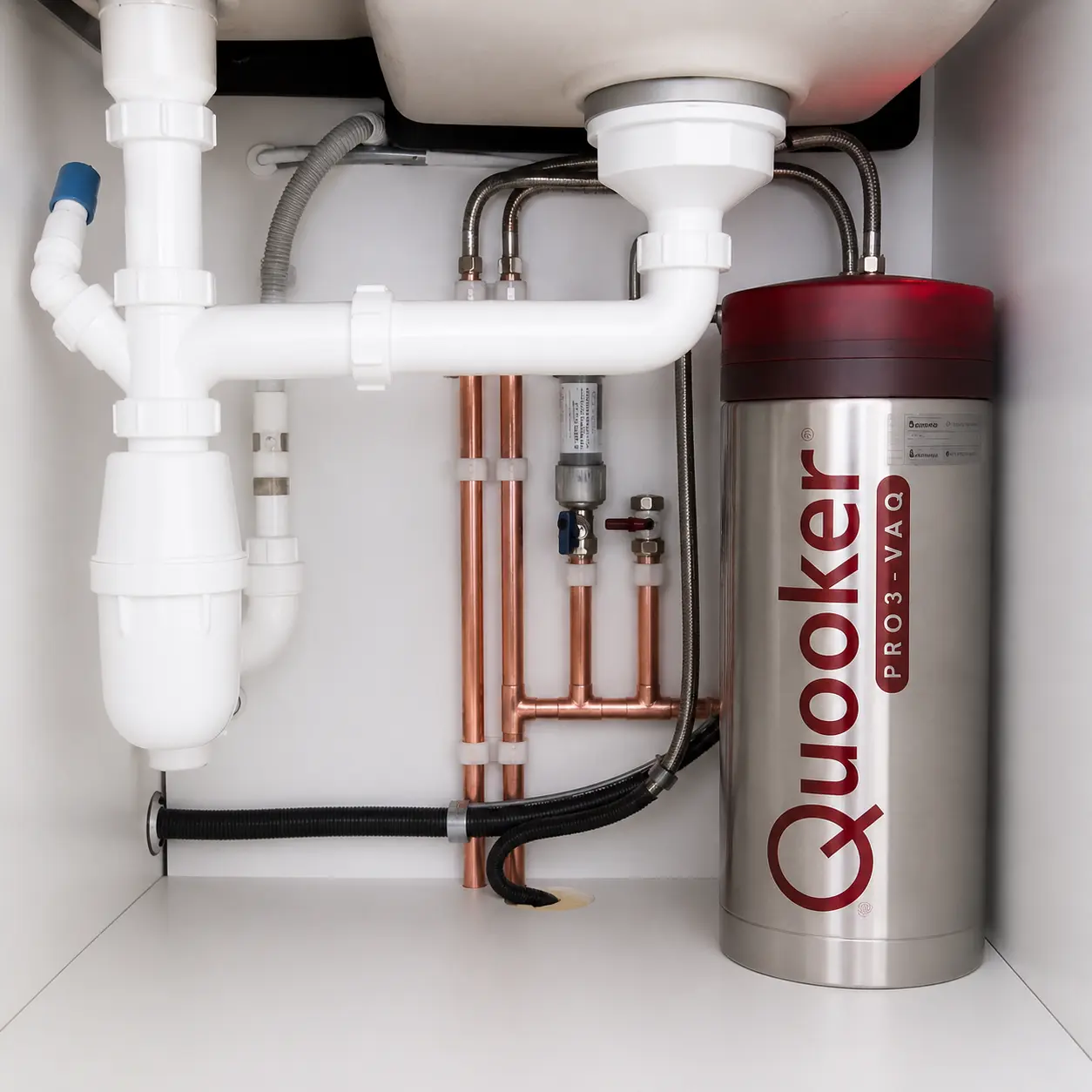 Instalación de sistema Quooker bajo fregadero en cocina de yate