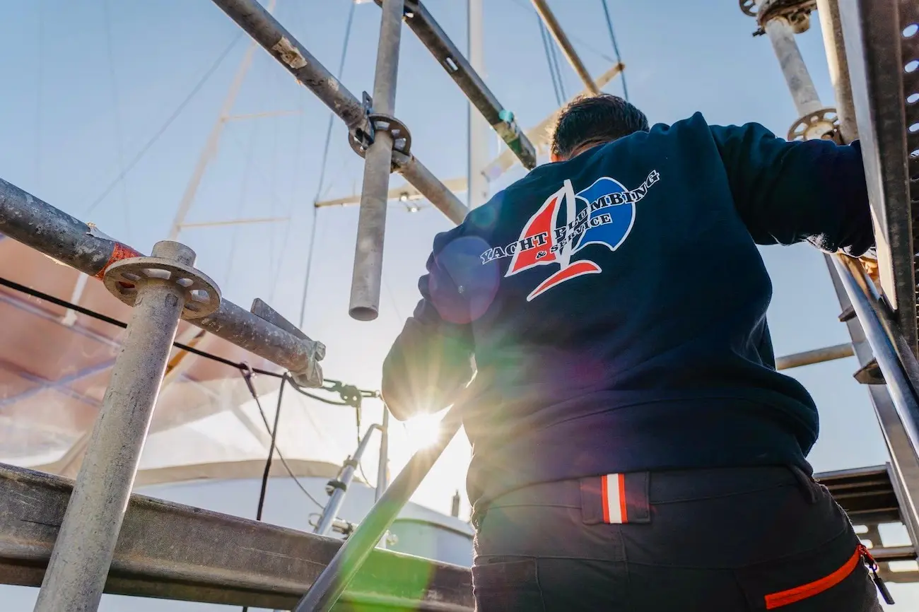 Técnico de Yacht Plumbing Mallorca trabajando a bordo de una embarcación